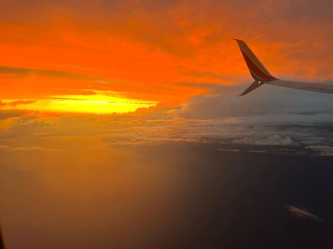 Sunset Flight. 🌅✈️ https://t.co/2hXKMC081J<a href="/tag/kiraperez"class="tags"><span>#kiraperez</span></a>