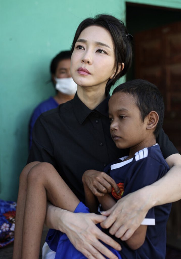캄보디아가 뿔났대.
김건희가 가난하고 아픈 나라로 그려버려서.
다른 누구도 아니고 공인인 영부인이 이 지랄을 떨어대서 나라를 공식적으로 망신을 줘버린 형국이 된거지.
동남아는 서로 교류가 용이해 뒷담화도 동네 사람들 나눠하는 수준이라 다~~한마디씩 한다는거야.
동남아 무역이 엉망인데는
.