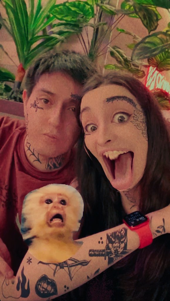 Que agradable es Nissa fuera de directo, hasta se toma fotos con borrachitos de la calle

(Nuevamente tuve que ponerle un filtro para que puedan ver a Xavi)

La segunda foto la dejo para los momentos más esquizos de nuestro duo ancla (si, hay 2 Xavi) 

📸 : IG de la Loca