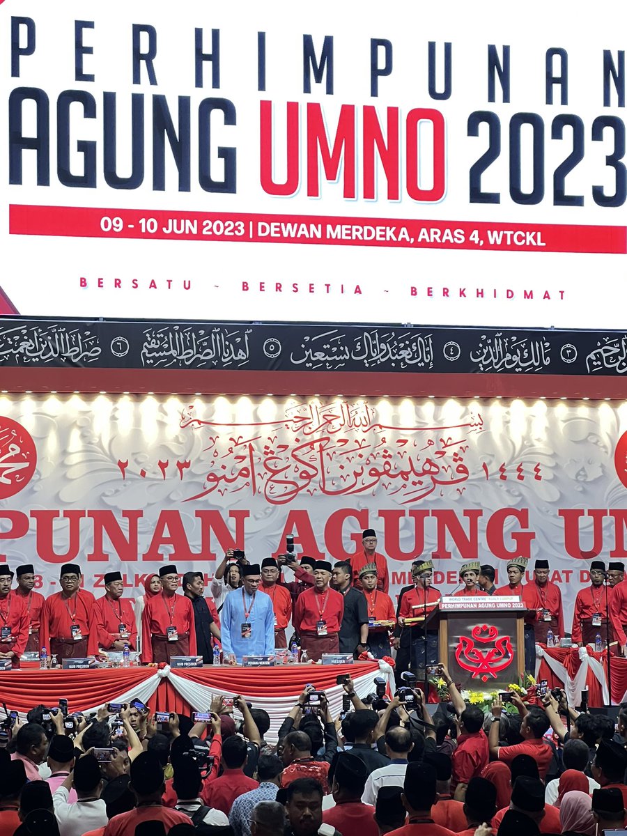 aizatreko's tweet photo. Politik terlalu dinamik. Siapa terfikir selepas 25 tahun, Anwar Ibrahim kembali duduk di atas pentas Perhimpunan Agung UMNO. 

Fuhhhh. Menahan diri dari impress.

Anwar Ibrahim turut sama menyanyikan lagu Bersatu Bersetia Berkhidmat. Fuhhhh again. https://t.co/R83nn5fRiD