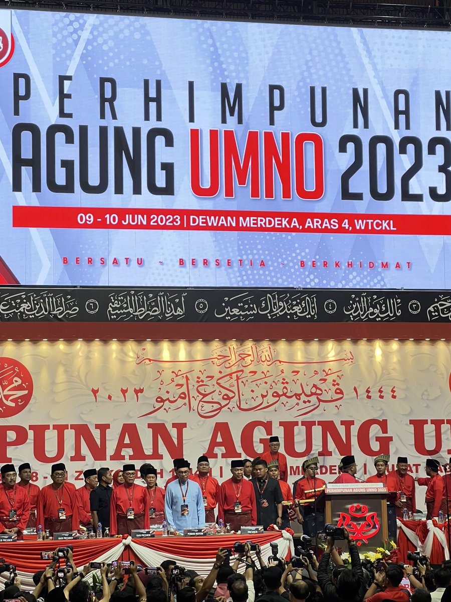 aizatreko's tweet photo. Politik terlalu dinamik. Siapa terfikir selepas 25 tahun, Anwar Ibrahim kembali duduk di atas pentas Perhimpunan Agung UMNO. 

Fuhhhh. Menahan diri dari impress.

Anwar Ibrahim turut sama menyanyikan lagu Bersatu Bersetia Berkhidmat. Fuhhhh again. https://t.co/R83nn5fRiD