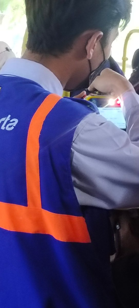 hI <a href="/PT_Transjakarta/">Transportasi Jakarta</a> untuk D21 terima kasih sudah ada penjaga untuk tapin/out, tapi untuk mesinnya yg ini slalu error, bisa diganti dengan mesin yg baru karna di beberapa D21 sudah ada yg pakai mesin baru, jadi untuk tapin/out bisa sekaligus