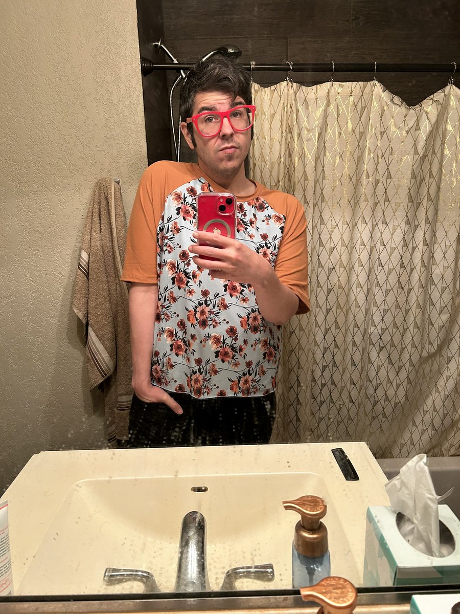 EdaSalad's tweet photo. Made a shirt with Mama Salad today!!! This print is giving me major Ted Baker vibes. Once I get good, I’ll try a gown 💚 https://t.co/p8bmPG4HT6