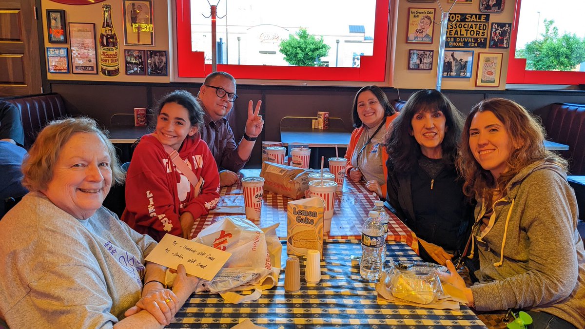 shamrockangels's tweet photo. Thanks to everyone who came out, drove thru and mobile ordered tonight for our Shamrock Angels Portillo’s night ! And thanks to @portilloshotdog for all they do for the community!! 🌭☘️😇 https://t.co/hbYIqLqYof