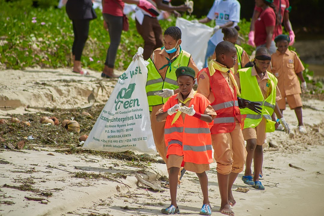 ZOMECOLOGISTICS's tweet photo. Numerous volunteers were instrumental in helping us reach our intended goal. Their invaluable support is greatly appreciated! The youth were thrilled to participate in the recycling activity. Their enthusiasm and willingness to help make a difference in the success of the event. https://t.co/fTixbOgiYz