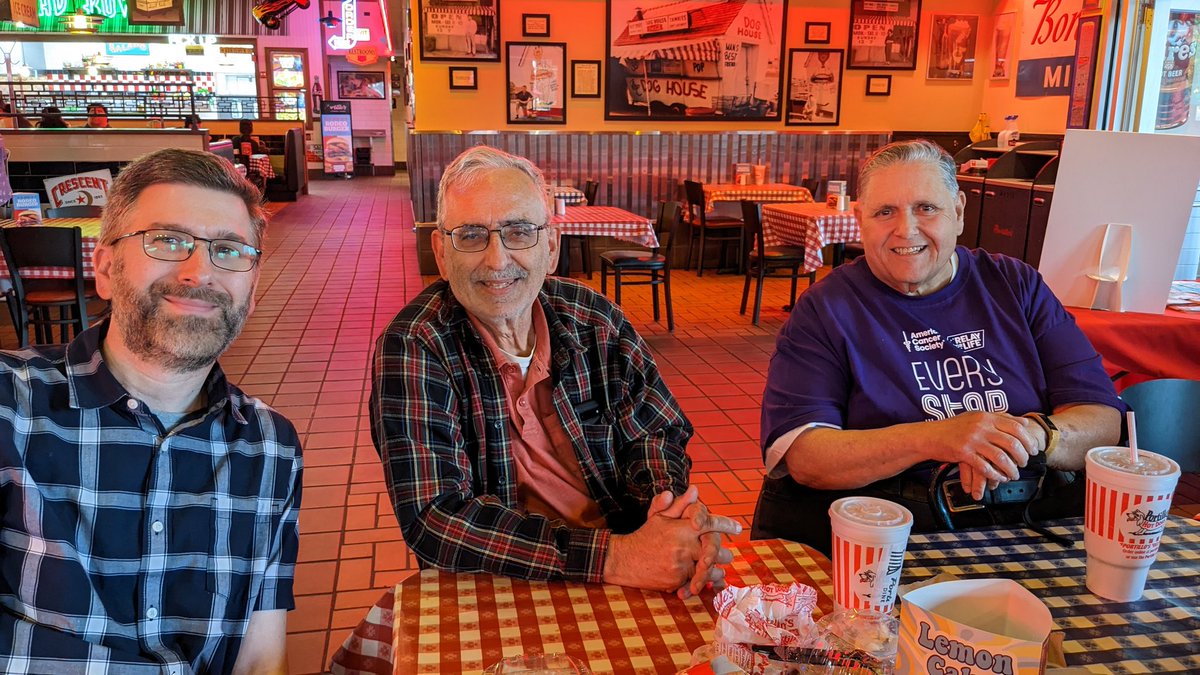 shamrockangels's tweet photo. Thanks to everyone who came out, drove thru and mobile ordered tonight for our Shamrock Angels Portillo’s night ! And thanks to @portilloshotdog for all they do for the community!! 🌭☘️😇 https://t.co/hbYIqLqYof