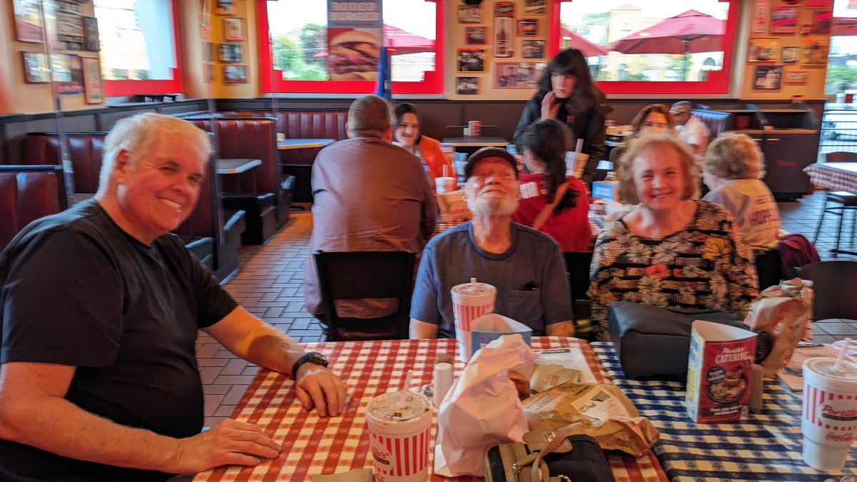 shamrockangels's tweet photo. Thanks to everyone who came out, drove thru and mobile ordered tonight for our Shamrock Angels Portillo’s night ! And thanks to @portilloshotdog for all they do for the community!! 🌭☘️😇 https://t.co/hbYIqLqYof