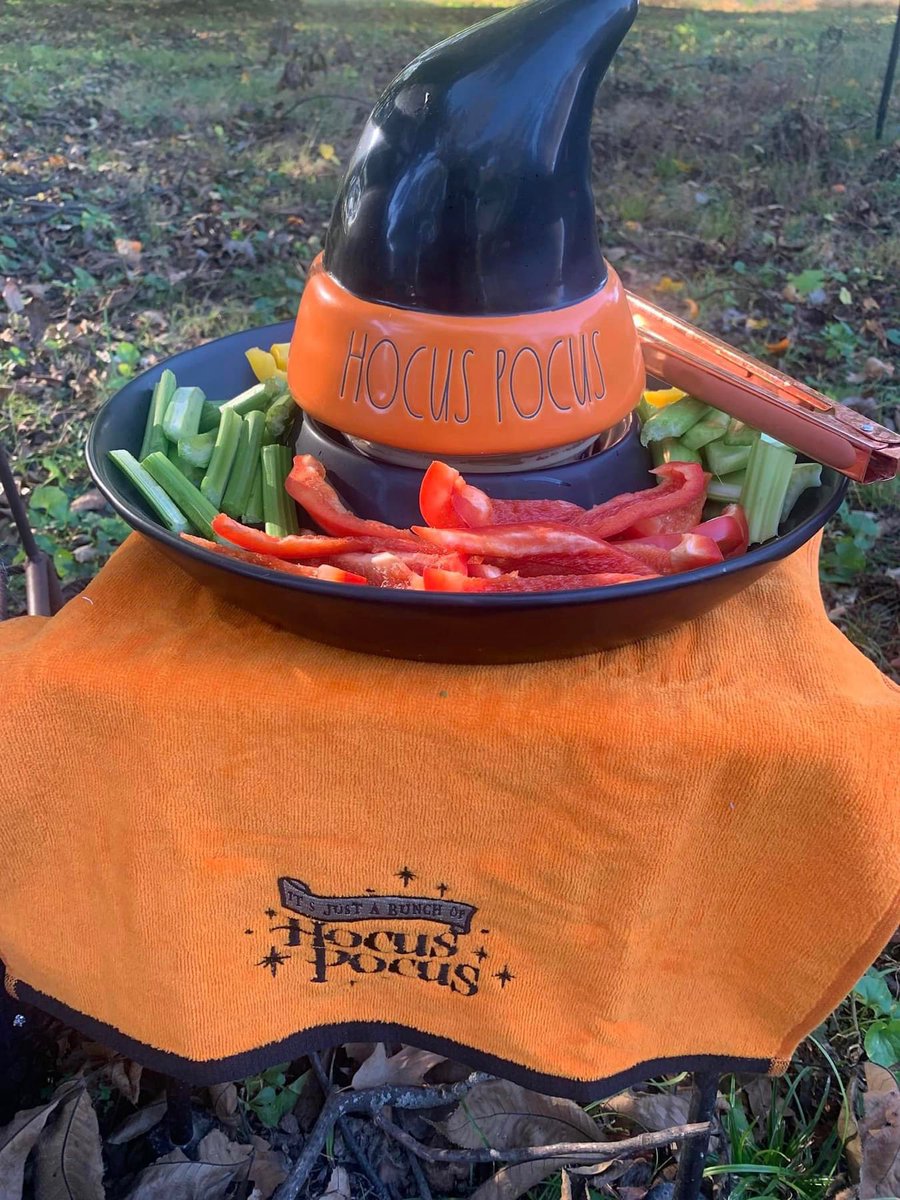 aperfectpumpkin's tweet photo. Hocus Pocus themed picnic 😍 https://t.co/HTQENdeSeC