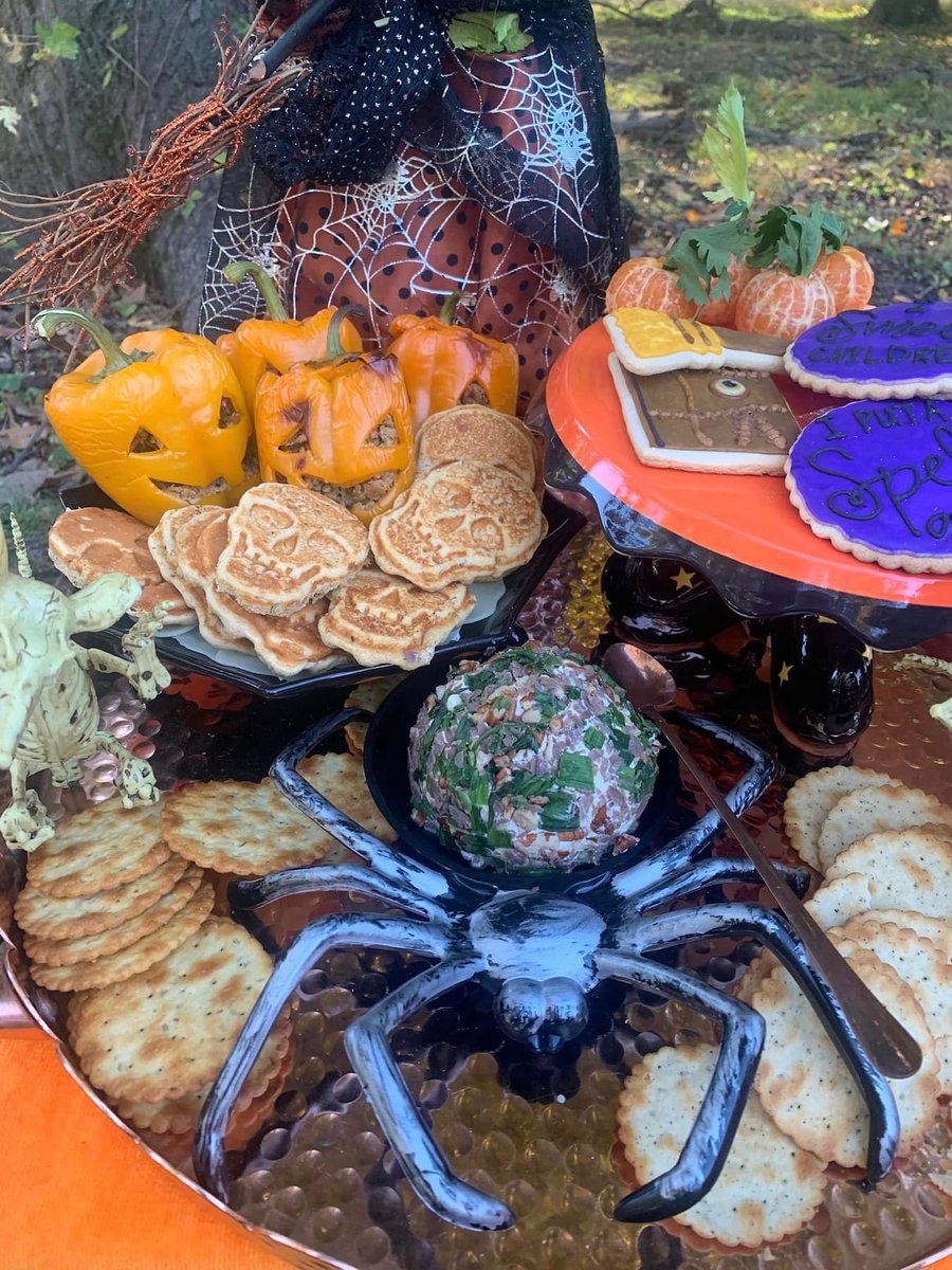 aperfectpumpkin's tweet photo. Hocus Pocus themed picnic 😍 https://t.co/HTQENdeSeC