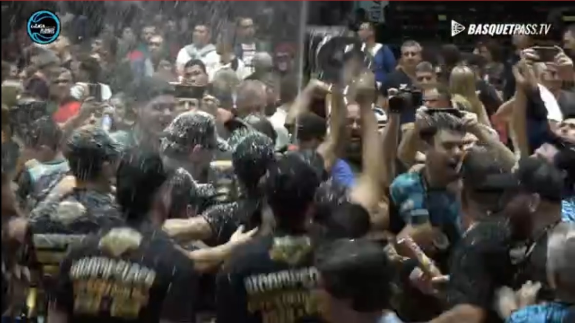 joalva01's tweet photo. Final de la temporada en @LigaARGbasquet título y ascenso a la @LigaNacional para @ZarateBasket se impuso en el 5to juego 82-65 sobre @AmeghinoOficial Agustín Brocal elegido MVP de las finales! Gran organización en Villa María, #Cordoba https://t.co/mbbnhVcVlB
