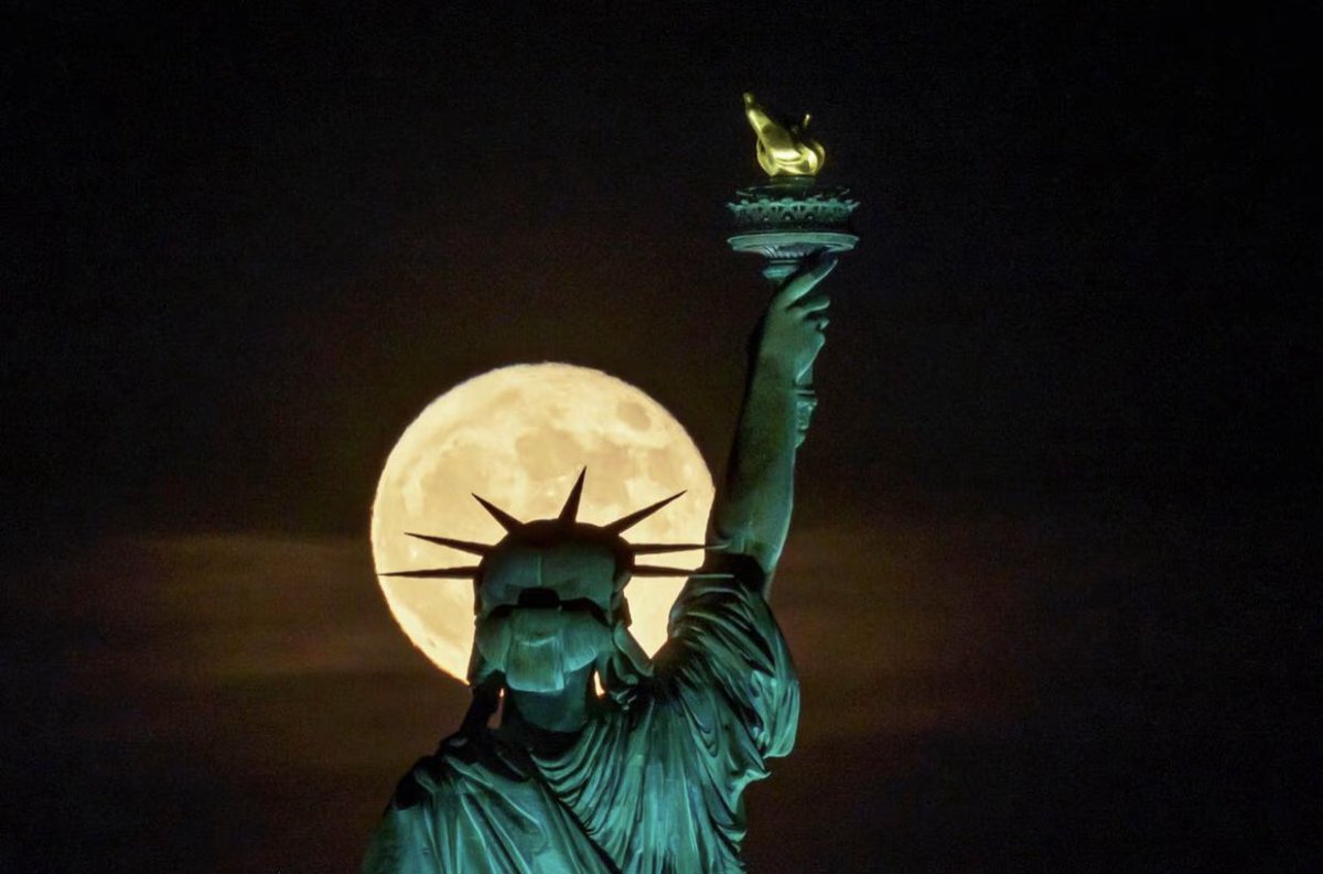 Lady Liberty is Happy tonight because hopefully Justice will be served 🌊🇺🇸💙☮️👏🏻🌻
#LadyLiberty
#NoOneIsAboveTheLaw 
#TrumpForJail2024