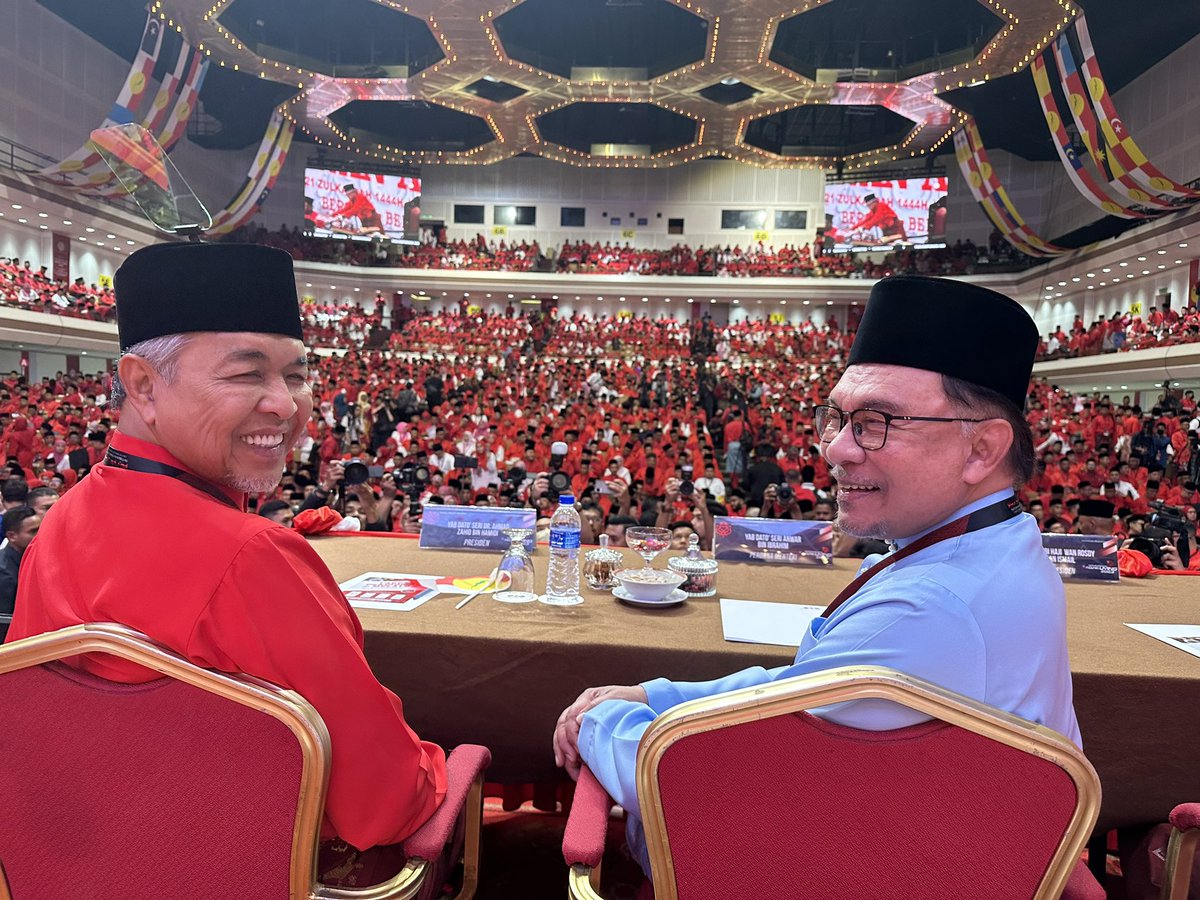 Sejarah berlaku di #DewanMerdeka #WTCKL pagi Jumaat 9/6/23. Perhimpunan Agung UMNO #PAU2023 dihadiri PM DS <a href="/anwaribrahim/">Anwar Ibrahim</a>, mendengar Ucapan Dasar, disampaikan Presiden UMNO/TPM DS <a href="/DrZahidHamidi/">Ahmad Zahid Hamidi</a>

(Lensa rakaman hp saya sendiri. Banyak sejarah berlaku di pentas Dewan Merdeka ini)