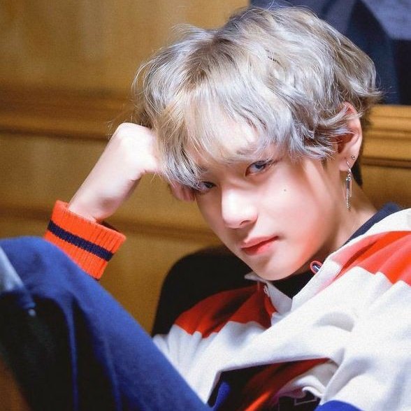extrakookv's tweet photo. #taekookau #kookvau 
• 2jk!top x Tae!bttm.
• omegaverse, +18.

Donde el padrastro Omega Taehyung está a nada de entrar en celo y su esposo no lo satisface... Sin embargo, sus hijastros jóvenes alfas lo saben, y aprovecharán la oportunidad de complacerlo ¿De nuevo? https://t.co/NRzelZneqX