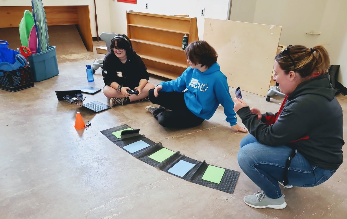 Jour 2 à l'<a href="/acnotredame/">Académie catholique Notre-Dame</a>. Des élèves du cycle intermédiaire engagés à réussir les différents défis de programmation lancés dans leur direction. Merci pour l'invitation <a href="/AngelaCertosini/">Angela Certosini</a> #drones #engagementscolaire #stiam #droneblocks
