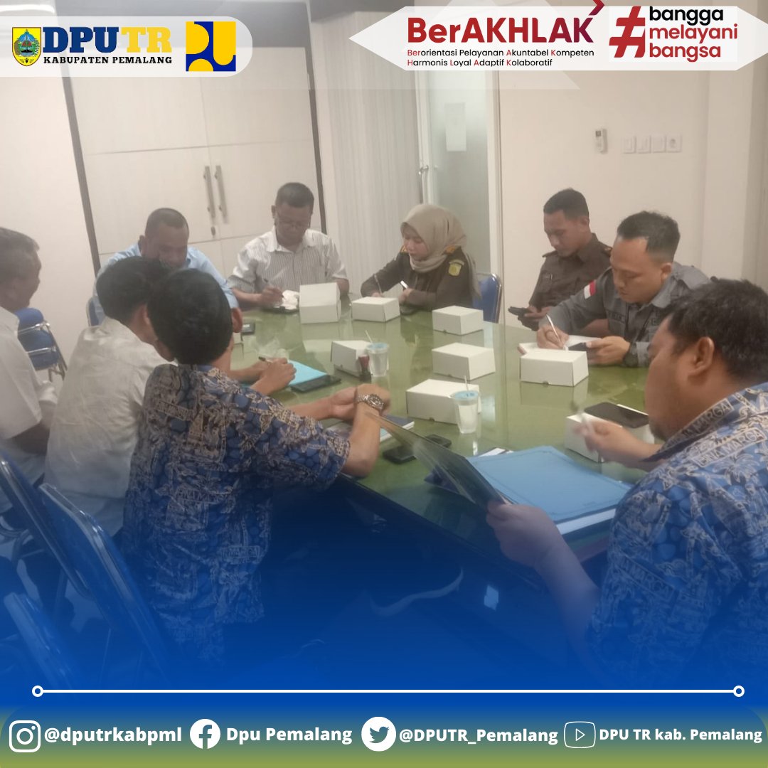 DPUTR Bidang Bina Marga Melaksanakan rapat penandatanganan dokumen Kontrak SPK Paket Pekerjaan Rekonstruksi  Ruas Jalan Ujunggede - Blimbing dengan nilai kontrak Rp. 15.904.188.354,27   Pekerjaan kombinasi Jalan Beton dan Aspal, Panjang Penanganan 5,2 Km . #dputr #pemalang #jalan