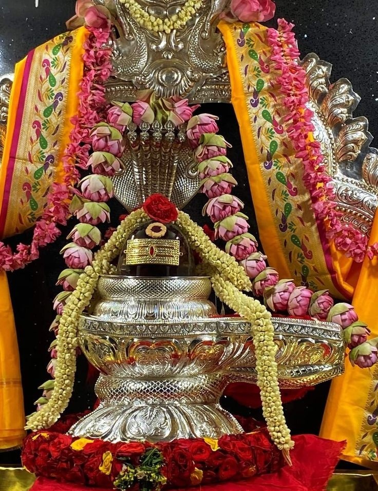 मैंने खुदको खुद ही बंधा,
अपनी खींची लकीरों में,
मैं लिपट चूका थी,
इच्छा की जंजीरों में 🤍😶‍🌫️

शुभ प्रभात🦋🥀
हर हर महादेव🌸🔱 🥹