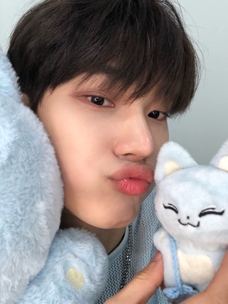 wakeone_trainee's tweet image. 여러분~ 얘 너무 귀엽죠?
너무 귀여운 애들이랑 셀카 찍어봤어요
계속 보고 있으면 저도 모르게 입술이 마중 나가 있어요 킼킼
🩵

#박한빈 #PARKHANBIN