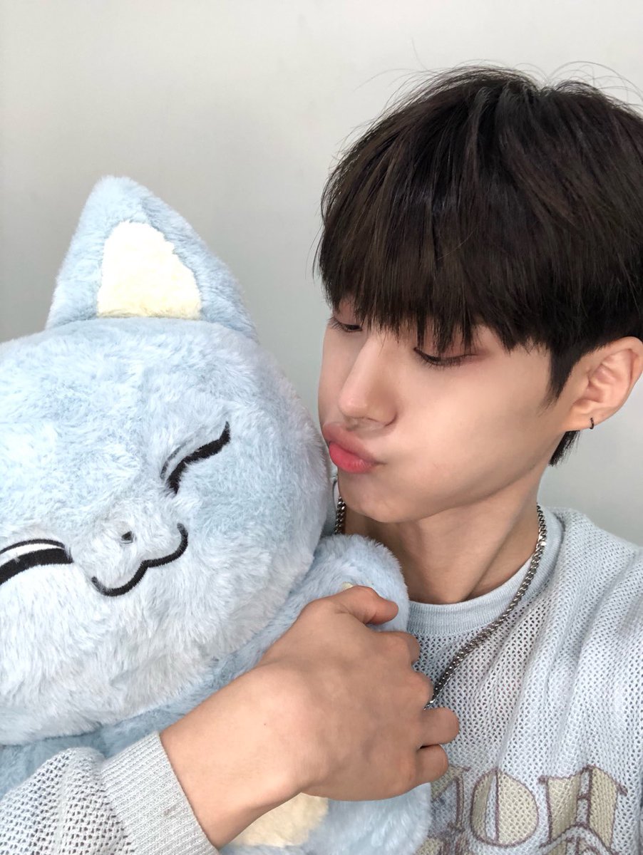 WAKEONE Trainee on Twitter: “여러분~ 얘 너무 귀엽죠? 너무 귀여운 애들이랑 셀카 찍어봤어요 계속 보고