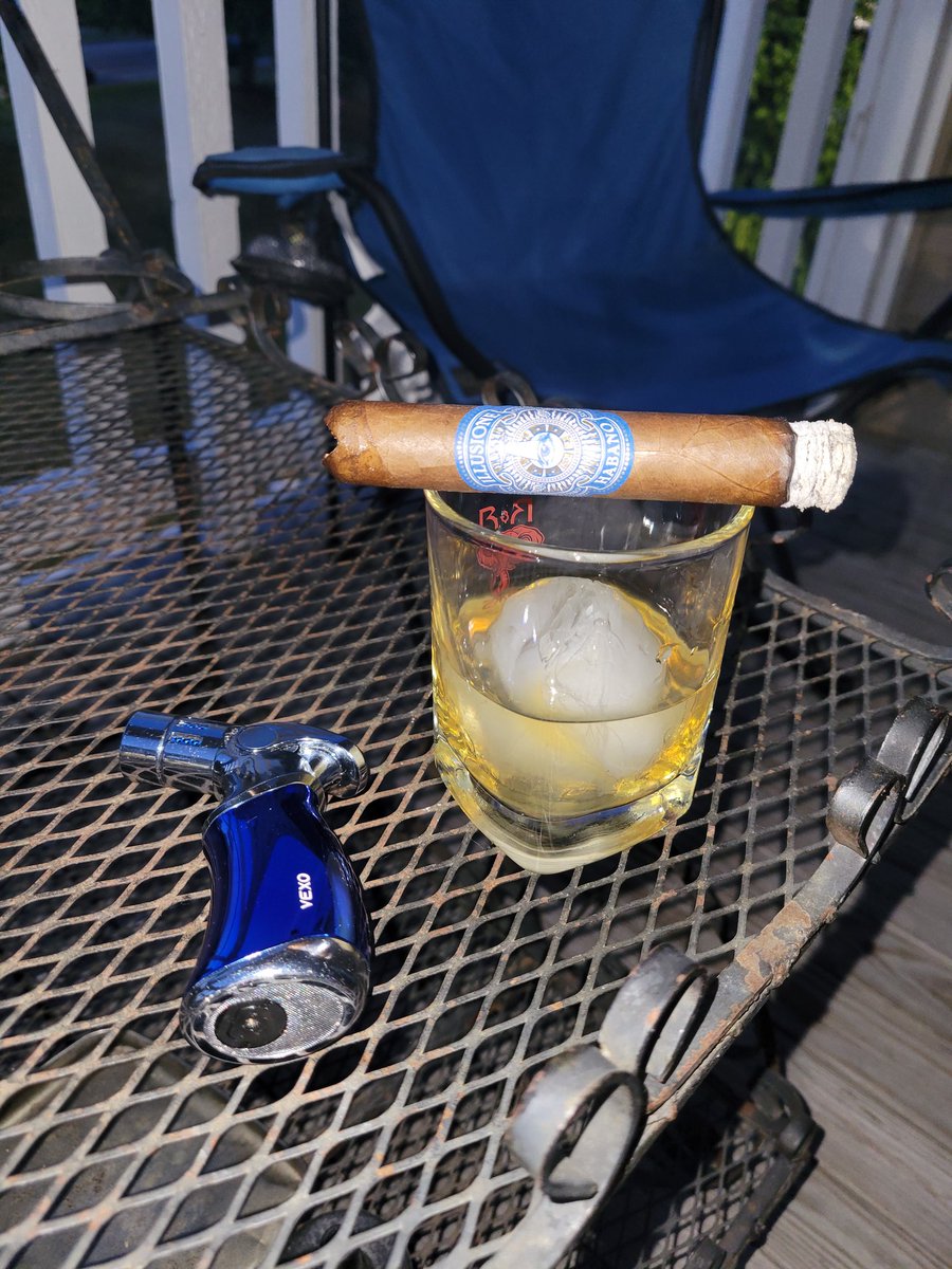 Chilling out time 💨 really like this cigar . @AngryDetroiter @bigbucky24 @CalvinThomps99 @ChacocII @cksigma1914 @CigarChairman @CigarRecon @Mike_W_Simpson @Oilersfann83 @PuffSmokeNAsh @keepmovin2020 @bigbucky24