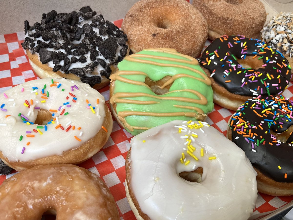 ChristineYH's tweet photo. Call it good timing? Call it delicious. Damn. #EDUC490 Practicum concludes for me. SUCCESS. Thank you Coaching Teachers for all that you do. Truly an honour &amp; privilege. Congratulations Teacher Candidates. Now it’s final reports. All is good!! #UNBCED 

PS. Yes. I got a doughnut. https://t.co/7WW3sf0Iy9