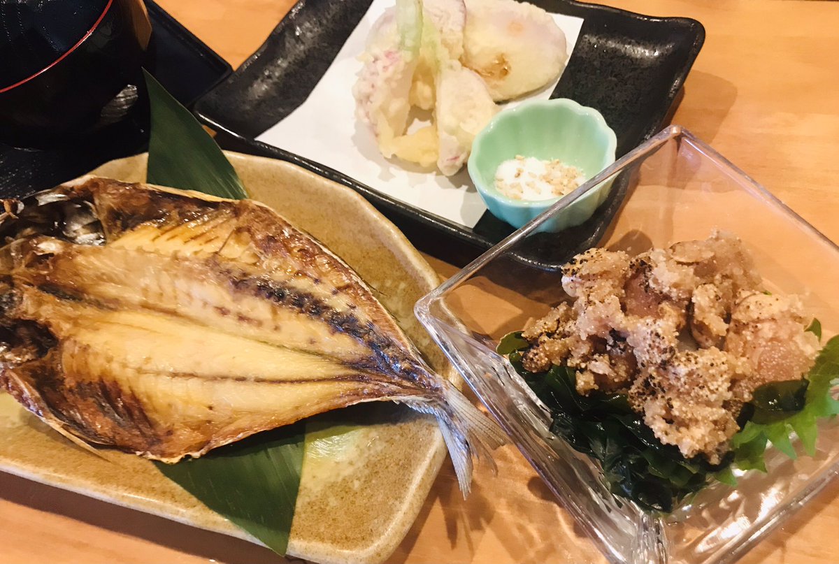 uosho0715's tweet photo. こんにちは🌸

魚翔 ランチです✨️
今週もありがとうございました🐟✨️

あいにくの天候ですが
この後11:30〜ランチ営業開始🌸

☆来週は月曜日が店舗のお休み日となりますので、
13日火曜日のランチ営業から予定となります✨️

本日も皆様の御来店お待ちしてます😊

良い週末をお過ごし下さい🐟♡ https://t.co/S2mGnFiS3M