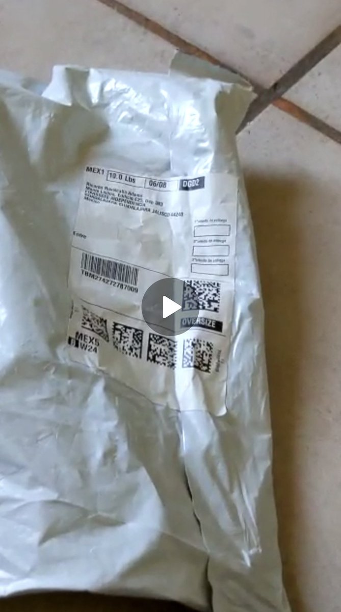 Rickruad's tweet photo. El día de hoy @amazonmex en complicidad con Amazon España, me han ROBADO de la forma más cruel posible.

1. Hice compras por el #HotSale en #Amazon
2.  Amazon España me bloquea mi cuenta sin razón alguna, de la nada me llega un correo donde dicen que mi cuenta fue suspendida.
3. Mis compras quedaron atascadas y posteriormente enviadas, mientras mi cuenta de Amazon fue bloqueada a nivel GLOBAL, tanto en ES, MX y USA.

El día de hoy me llaman para entregar un paquete, el cual corresponde a una Televisión, el repartidor desde un principio fue GROSERO, decía que no encontraba la casa y colgó diciendo que más tarde intentaría entregar el paquete.

Llega a la tarde ( No estoy en casa ) pero si mi hermana, el repartidor me llama exaltado, que ya está afuera del domicilio ( Que raro, si horas antes juraba no dar con el ) exigiendo el código, le digo que NO, que hasta que bajen por el, y dice ”Esque me urge porque el celular se me apaga" total, en eso lo recibe mi hermana, le doy el código, y tan pronto lo hago, le avienta el paquete y sale corriendo.
Dicho paquete en cuestión resulta ser una bolsa llena con cubre bocas ( Anexo evidencia )

Y adivinen, gracias a qué @amazonmex y Amazon España me bloquearon la cuenta de la nada, NO puedo hacer nada, en el teléfono se la pasan tirándole la bolita el uno al otro.

Prácticamente me acaban de robar, mi cuenta sigue bloqueada y nadie me ayuda.

@Profeco 
@amazonmex 
@amazon 

#Fraude #WTCFinal2023 #PriyAnkit #TheGoodBadMotherEp14 #DiaMundialDeLosOceanos #AmazonPrime #HotSale
