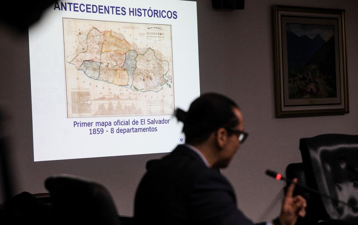 elsalvador's tweet photo. #DePaís | La comisión Política de la @AsambleaSV también recibió al director del Centro Nacional de Registro (@CNRSV), Camilo Trigueros, para continuar con el estudio del proyecto de Ley Especial para la Reestructuración Municipal. Fotos: Edison González/#DiarioES https://t.co/IqTpFvROmk