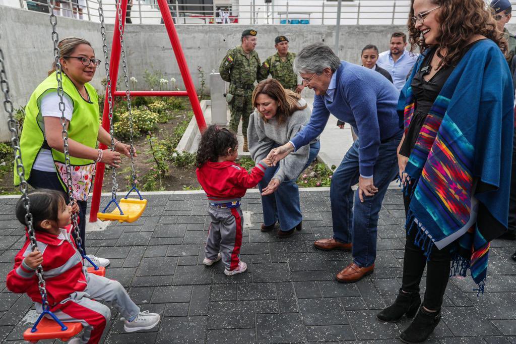 MaLourdes de Lasso (@mlalcivar) on Twitter photo Acompañando a mi esposo, <a href="/LassoGuillermo/">Guillermo Lasso</a> en la inauguración de una nueva escuela equipada al más alto nivel. Me llena de felicidad ver cómo la realidad se transforma para nuestros niños. La educación es lo más importante y juntos vamos construyendo un futuro para todos Acompañando a mi esposo, <a href="/LassoGuillermo/">Guillermo Lasso</a> en la inauguración de una nueva escuela equipada al más alto nivel. Me llena de felicidad ver cómo la realidad se transforma para nuestros niños. La educación es lo más importante y juntos vamos construyendo un futuro para todos