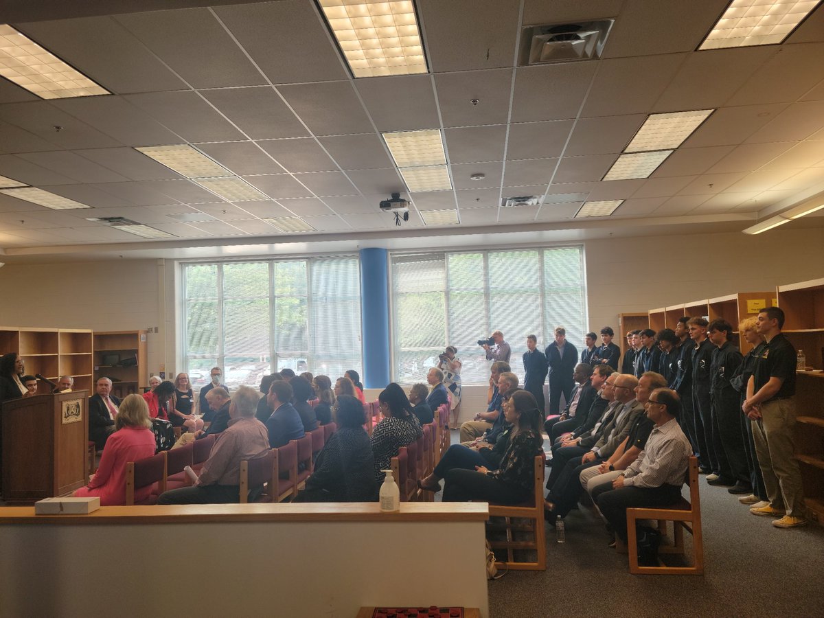 Enjoyed a wonderful morning celebrating our automotive programs, student auto sales, and our partnership with the Metropolitan Washington Aiports Authority! Did you know there are abandoned vehicles at the airports? We're thankful for the donations 😁 wtop.com/fairfax-county…
