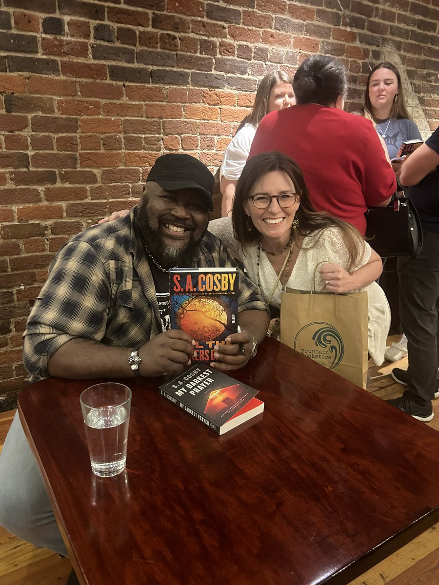 MMFinck's tweet image. Finally! I met fellow Virginian @blacklionking73! He is as relaxed and good-natured as his books are intense and important. Great night. Thank you, Kelly and @FountainBkstore! Fantastic Q&amp;amp;A! Also included @LRGiles sighting! :)