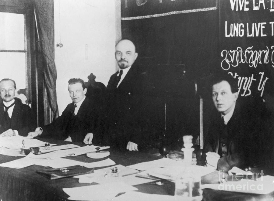 <a href="/cconstantini/">Carlo Constantini</a> No olvidemos que Lenin (primer dictador comunista) llegó al poder dando un golpe de Estado (al gobierno democrático, socialista, de Kerensky). Su grupo había perdido las elecciones para el Congreso, y entonces lo cerró. Luego vino el terror rojo, la cheka y el Gulag, porsupuesto.