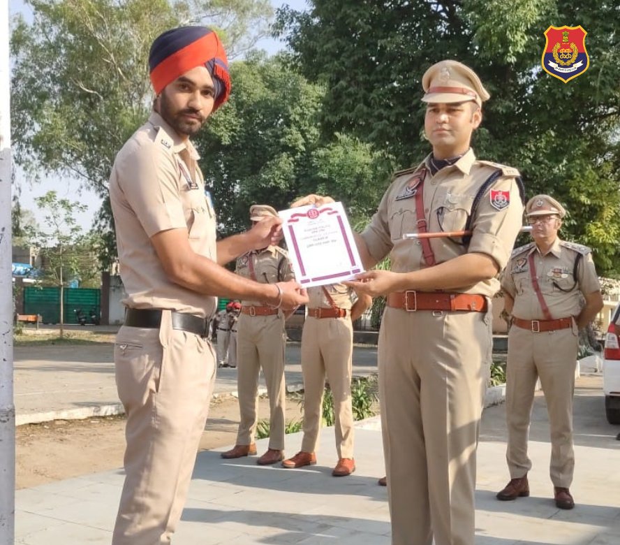 PP_Gurdaspur's tweet image. SSP, District Gurdaspur supervised the General parade and provided directives to the police force to be disciplined and motivated while performing their duties. Appreciation certificates were distributed to the deserving Police Officials.
#GeneralParade
#MotivationToDoMore