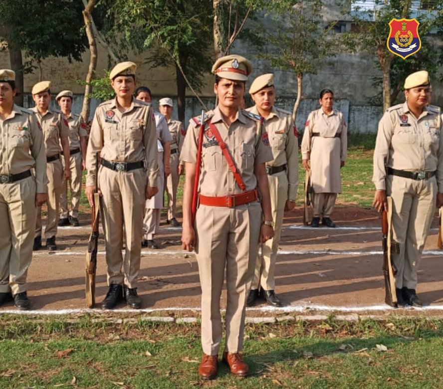 PP_Gurdaspur's tweet image. ਐਸ.ਐਸ.ਪੀ, ਜ਼ਿਲ੍ਹਾ ਗੁਰਦਾਸਪੁਰ ਨੇ ਜਨਰਲ ਪਰੇਡ ਦਾ ਨਿਰੀਖਣ ਕੀਤਾ ਅਤੇ ਪੁਲਿਸ ਫੋਰਸ ਨੂੰ ਆਪਣੀ ਡਿਊਟੀ ਨਿਭਾਉਂਦੇ ਹੋਏ ਅਨੁਸ਼ਾਸਿਤ ਅਤੇ ਪ੍ਰੇਰਿਤ ਰਹਿਣ ਦੇ ਨਿਰਦੇਸ਼ ਦਿੱਤੇ। ਯੋਗ ਪੁਲਿਸ ਮੁਲਾਜ਼ਮਾਂ ਨੂੰ ਪ੍ਰਸ਼ੰਸਾ ਪੱਤਰ ਵੰਡੇ ਗਏ।

#GeneralParade
#MotivationToDoMore