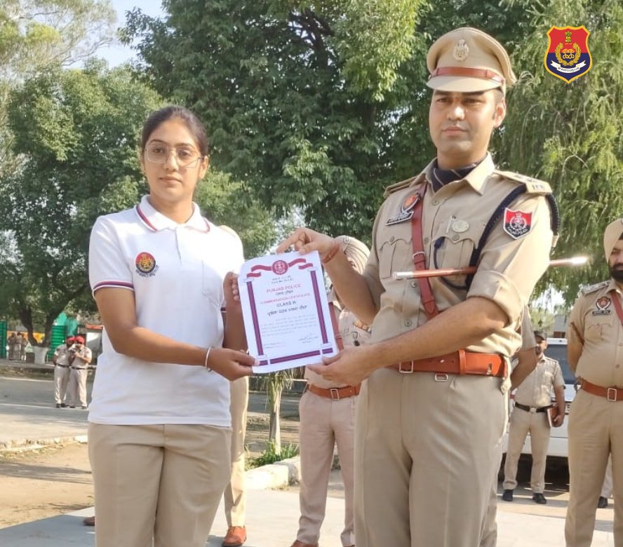 PP_Gurdaspur's tweet image. ਐਸ.ਐਸ.ਪੀ, ਜ਼ਿਲ੍ਹਾ ਗੁਰਦਾਸਪੁਰ ਨੇ ਜਨਰਲ ਪਰੇਡ ਦਾ ਨਿਰੀਖਣ ਕੀਤਾ ਅਤੇ ਪੁਲਿਸ ਫੋਰਸ ਨੂੰ ਆਪਣੀ ਡਿਊਟੀ ਨਿਭਾਉਂਦੇ ਹੋਏ ਅਨੁਸ਼ਾਸਿਤ ਅਤੇ ਪ੍ਰੇਰਿਤ ਰਹਿਣ ਦੇ ਨਿਰਦੇਸ਼ ਦਿੱਤੇ। ਯੋਗ ਪੁਲਿਸ ਮੁਲਾਜ਼ਮਾਂ ਨੂੰ ਪ੍ਰਸ਼ੰਸਾ ਪੱਤਰ ਵੰਡੇ ਗਏ।

#GeneralParade
#MotivationToDoMore