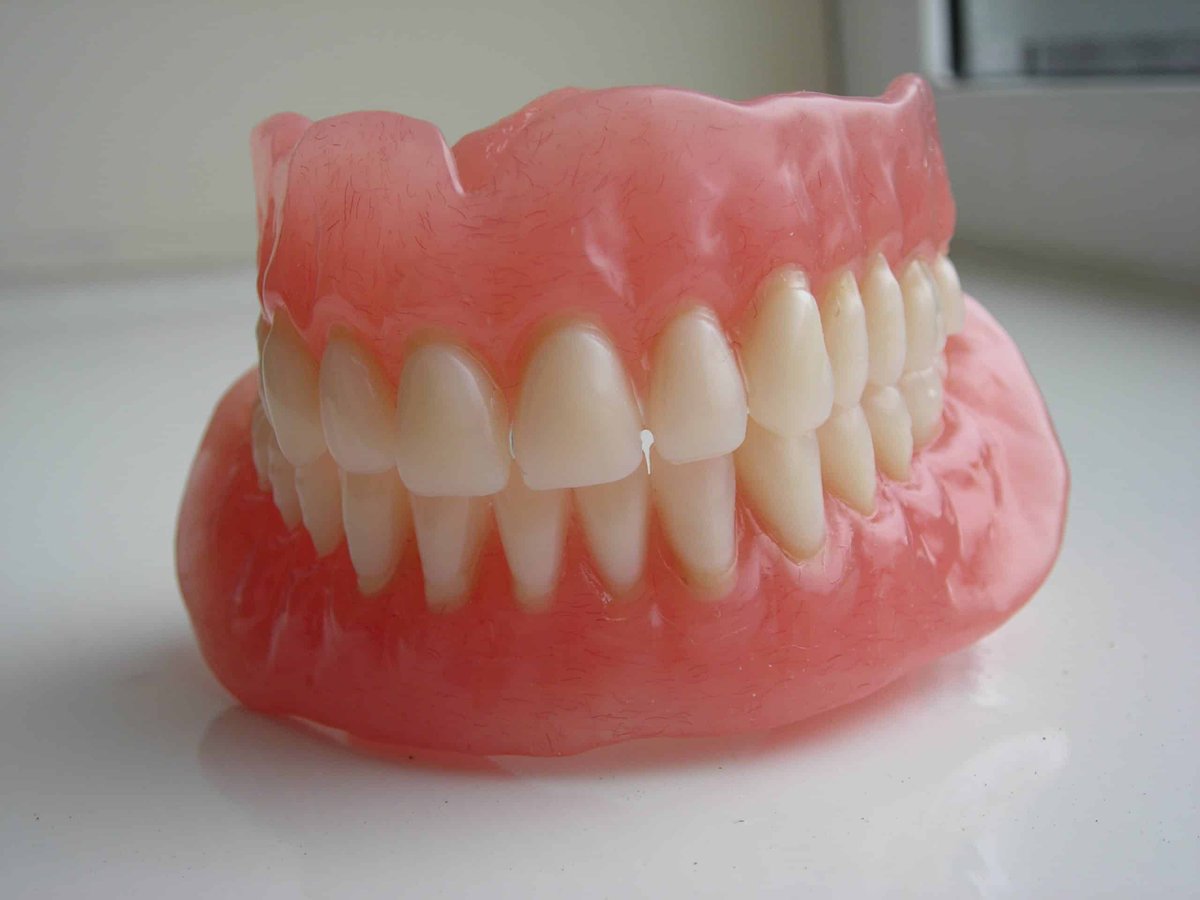 Darker colors, such as black or dark blue, tend to make teeth appear whiter by creating a contrast.
#dental #dentist #dentistry #smile #teeth #dentista #odontologia #dentalcare #tooth   
rb.gy/wknki