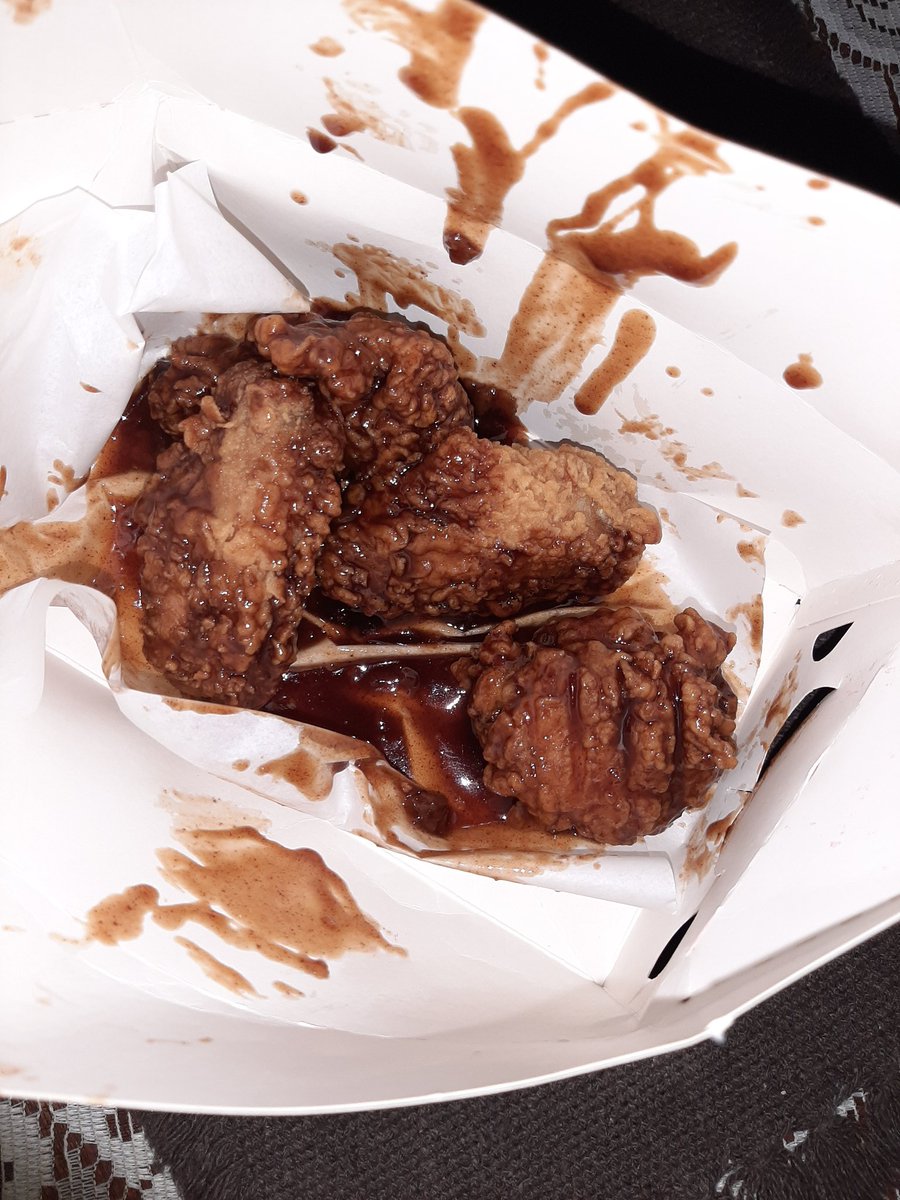 FernandezSA1's tweet photo. Y vino esto? Enserio? Alitas medio bañadas y una punta de lo que parece ser muslo? Y para agregar: 1. Vino tarde y 2. Del mismo KFC. De que sirve opinar en la aplicación de que el servicio es pésimo si no harán NADA al respecto. (4/4) https://t.co/lZCvbCgHnS