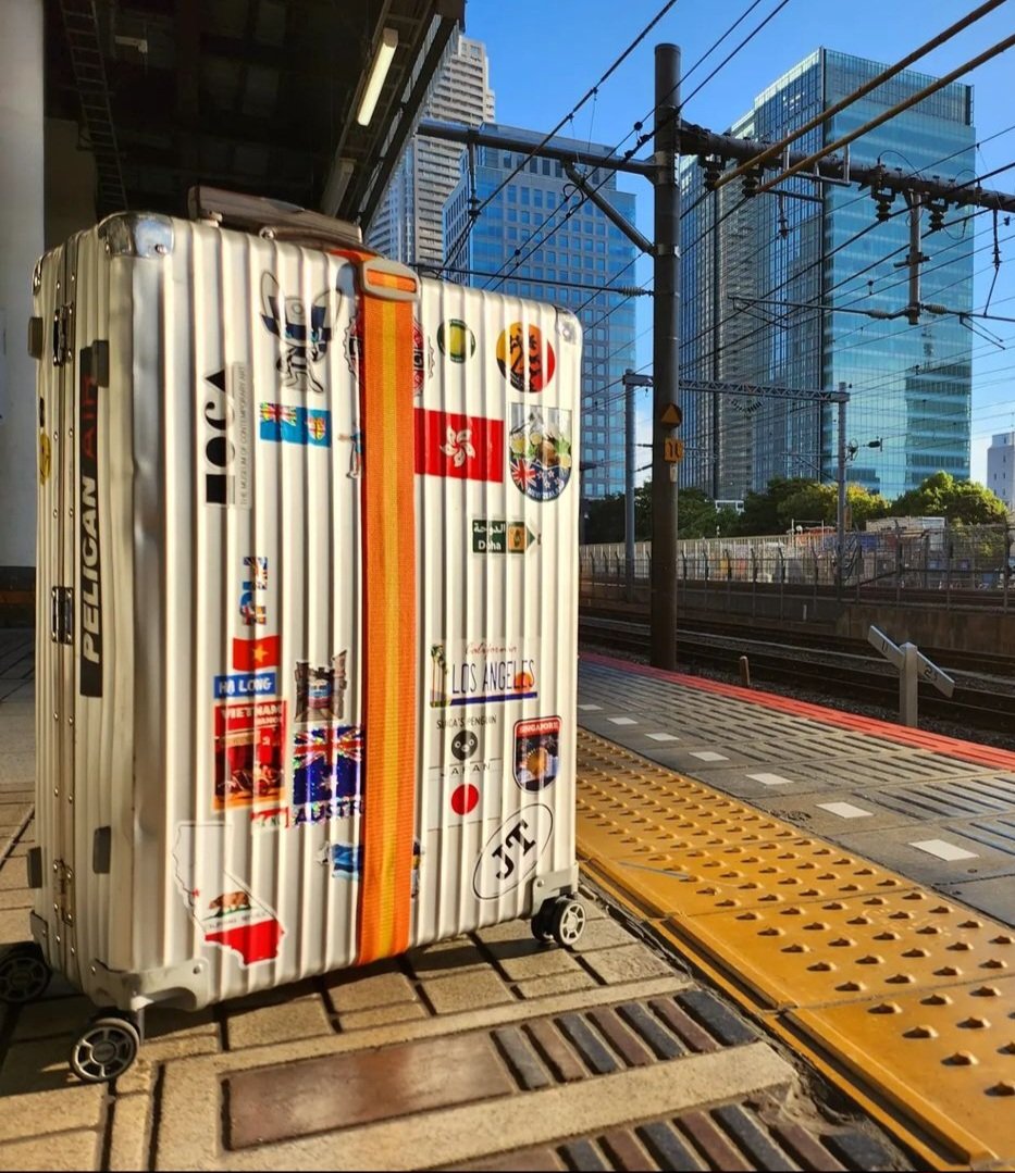 mars_bar's tweet photo. R. I. P. my Rimowa, adding to the pile of @Qantas lost luggage on QF23 https://t.co/OMfPkwAJgu