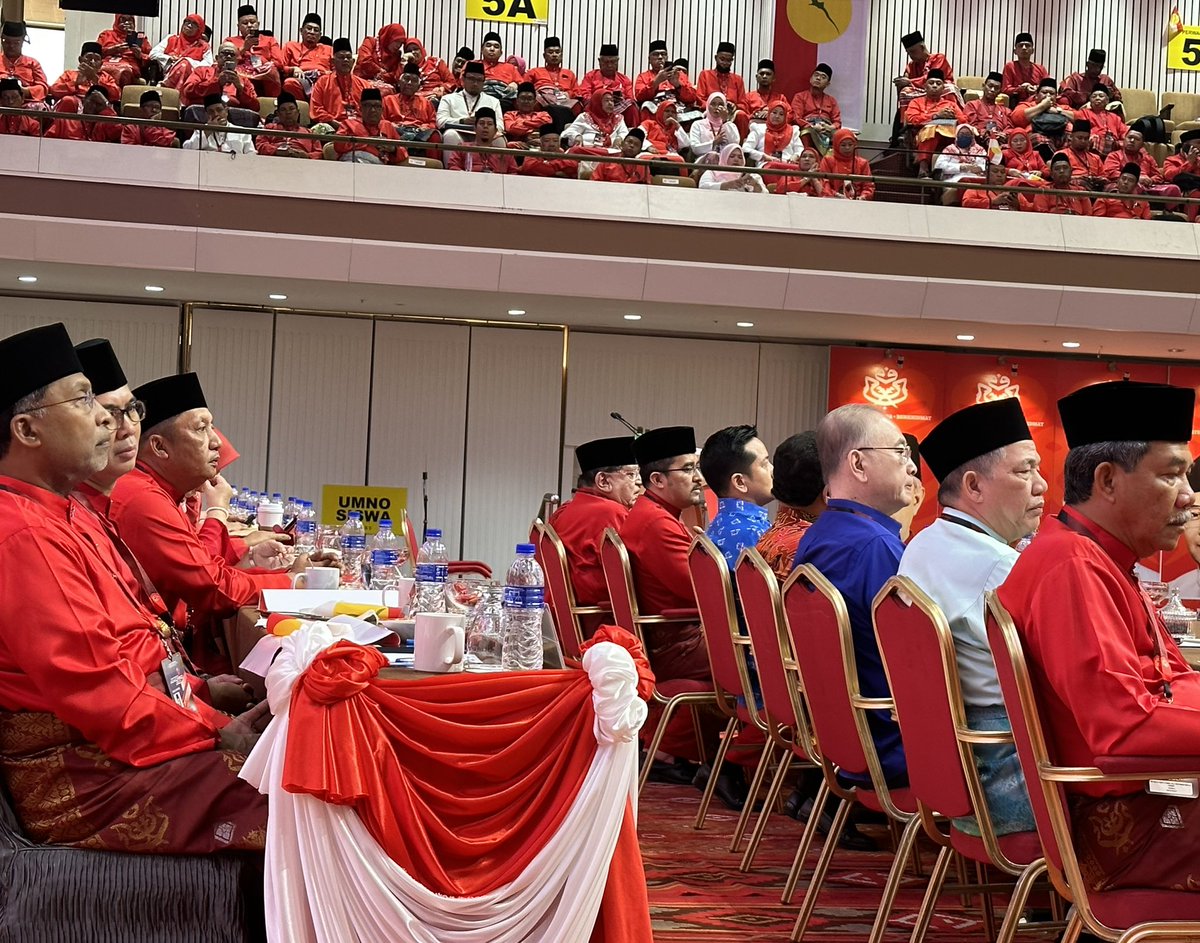 Antara gambar #PAU2023

1) Saya berucap di Perhimpunan #Wanita 8/6/23 di #DewanMerdeka

2) Atas pentas selaku Ahli MKT yg menang tempat ke-3. Tkasih kpd perwakilan seluruh negara.

3) YAB Presiden #UMNO sampaikan Ucapan Dasar.

4) YB Timb. Presiden UMNO &amp; Presiden MCA, MIC, PBRS.