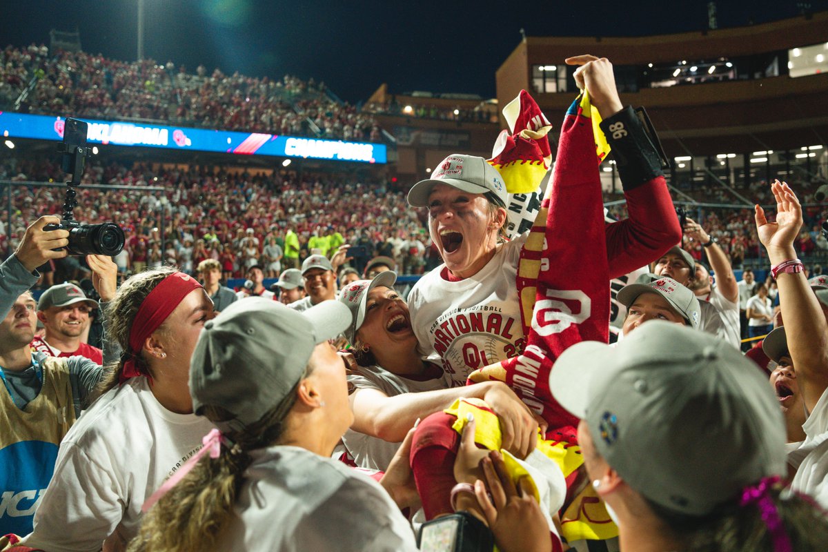 OU_Softball's tweet photo. 𝐁𝐚𝐡𝐥𝐞𝐝 𝐨𝐮𝐭 on the big stage ⛽

@jordybahl » #WCWS Most Outstanding Player https://t.co/MCLfirEnIp