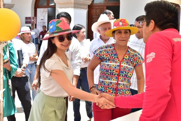 DorhenyCayetano's tweet photo. Continuamos recorriendo el territorio veracruzano 🗾, acercando oportunidades dignas y seguras con la #FeriaDeEmpleo.

Esta vez visitamos #Acayucan 📍 https://t.co/YWvKPZSCwe