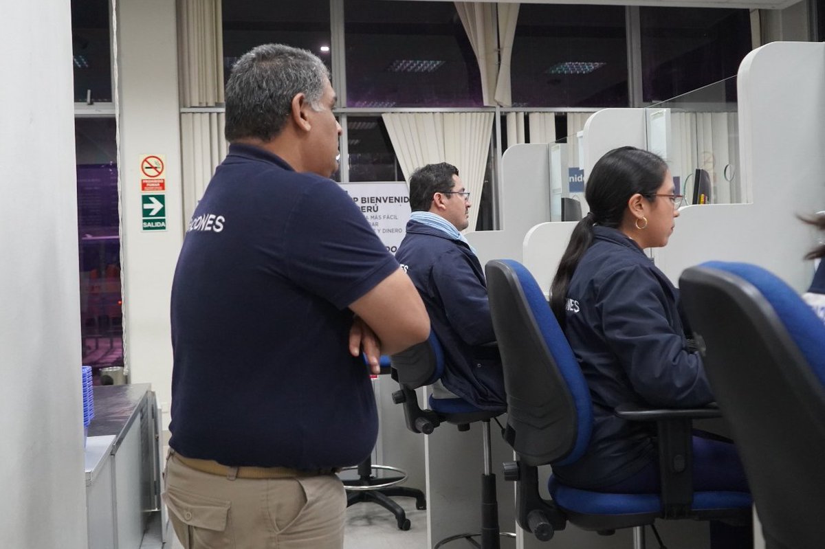 Durante su recorrido por los módulos de atención, en Santa Rosa y Chacalluta, el superintendente García constató que el control y operatividad de los sistemas migratorios se viene desarrollando de manera ágil y segura.
