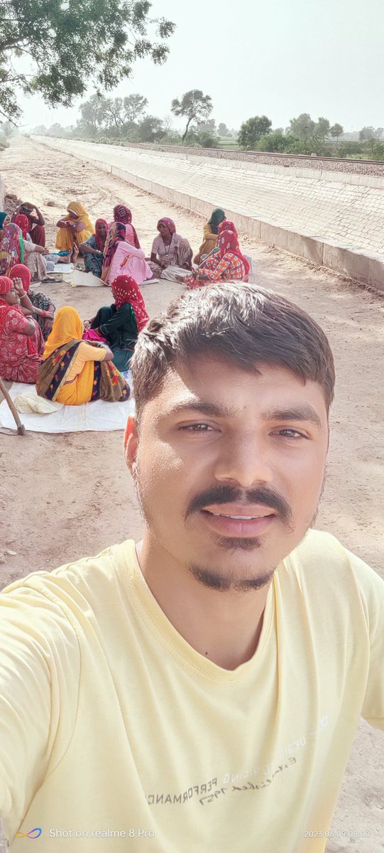 At nrega work 🤗
आज लेवल 2  अंग्रेजी का रिज़ल्ट आने वाला है अगर परिणाम मनमुताबिक रहा तो इनका साथ इसी हफ्ते तक रहेगा
आज सब मनरेगा मजदूर मेरे लिए दुआ कर रहे हैं और लड्डू खिलाने का बोल रहे हैं ईश्वर मेरी और इनकी दुआ कबूल करे 🙏🙏
<a href="/JATbera1/">Bhera ram</a> 
<a href="/Mukeshbaitu/">Mukesh मारवाड़ी </a>
