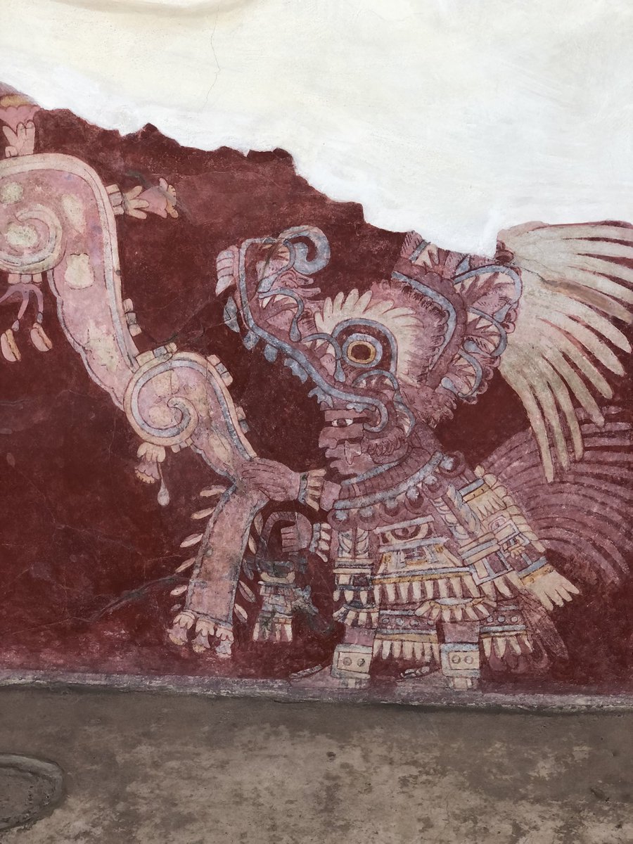 Cuauhtemoc_1521's tweet photo. Así lucían los sacerdotes de Teotihuacan como sacados de una novela de ciencia ficción,con plumas, piezas de obsidiana y teselas de piedra verde. Noten como viste un yelmo en forma de cabeza de serpiente o de un reptil. En su mano lleva una especie de morral. Este mural tiene alrededor de 1500 años de antigüedad y se encuentra en el palacio de Tepantitla. Te invito a compartir si te gusta mi foto