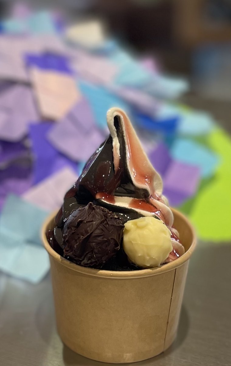 azuminomilk's tweet photo. 安曇野は晴天☀
本日から白黒トリュフチョコがトッピングされた
期間限定「モーモーサンデー」発売🐄
ラズベリーソースの酸味がアクセント✌

　　　　　　　　　　　　４５０円（税込４８６円）
　
＃ソフトクリーム
#白黒
#期間限定 https://t.co/kPecEv0Ybj