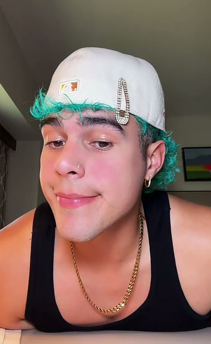 erickbefj's tweet photo. zabb haciendo live en tiktok 🙏🏻 que hermoso https://t.co/WvKZHhGtvd