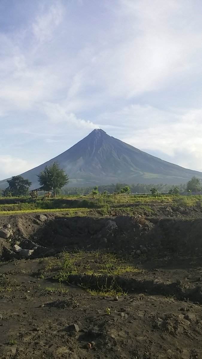 junisidro's tweet photo. Mother nature puts on a volcanic show. #Lavaspews seen from #MayonVolcano's crater. #PHILVOLCS raised the alert level over Mayon to #AlertLevel3. Pics taken by residents in #Bacacay and #Daraga, #Albay. Keep safe, everyone. #Pray #PH #LavaEruption #FieryDisplay #VolcanoEruption https://t.co/XuDsTBM2zI