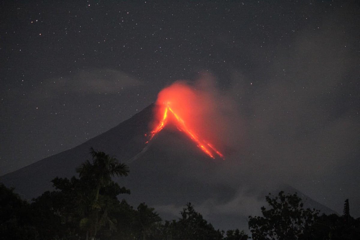 junisidro's tweet photo. Mother nature puts on a volcanic show. #Lavaspews seen from #MayonVolcano's crater. #PHILVOLCS raised the alert level over Mayon to #AlertLevel3. Pics taken by residents in #Bacacay and #Daraga, #Albay. Keep safe, everyone. #Pray #PH #LavaEruption #FieryDisplay #VolcanoEruption https://t.co/XuDsTBM2zI