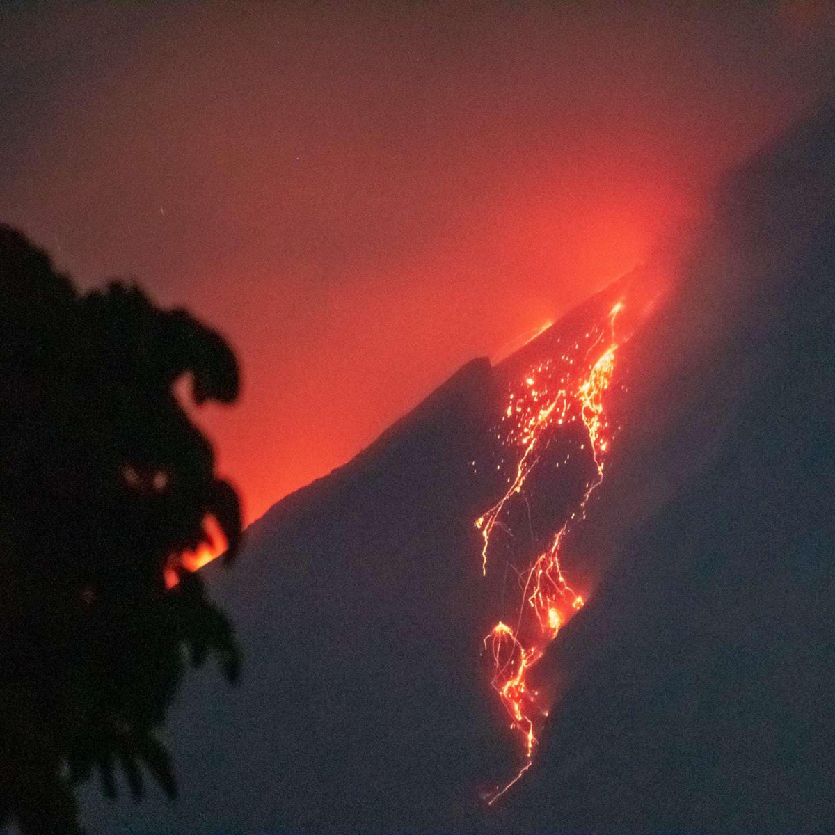 junisidro's tweet photo. Mother nature puts on a volcanic show. #Lavaspews seen from #MayonVolcano's crater. #PHILVOLCS raised the alert level over Mayon to #AlertLevel3. Pics taken by residents in #Bacacay and #Daraga, #Albay. Keep safe, everyone. #Pray #PH #LavaEruption #FieryDisplay #VolcanoEruption https://t.co/XuDsTBM2zI