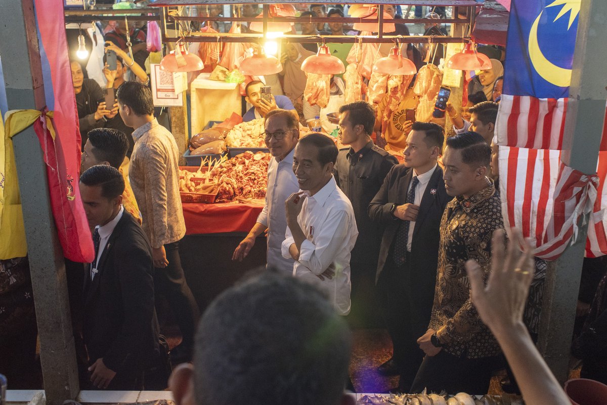 ShafwanZaidon's tweet photo. Indonesian President Joko Widodo and Malaysian Prime Minister Anwar Ibrahim visited Chow Kit Market in Kuala Lumpur on June 8, 2023. Security was tight, with police and other security personnel stationed throughout the market. - Picture by Shafwan Zaidon https://t.co/eXql51FmNv