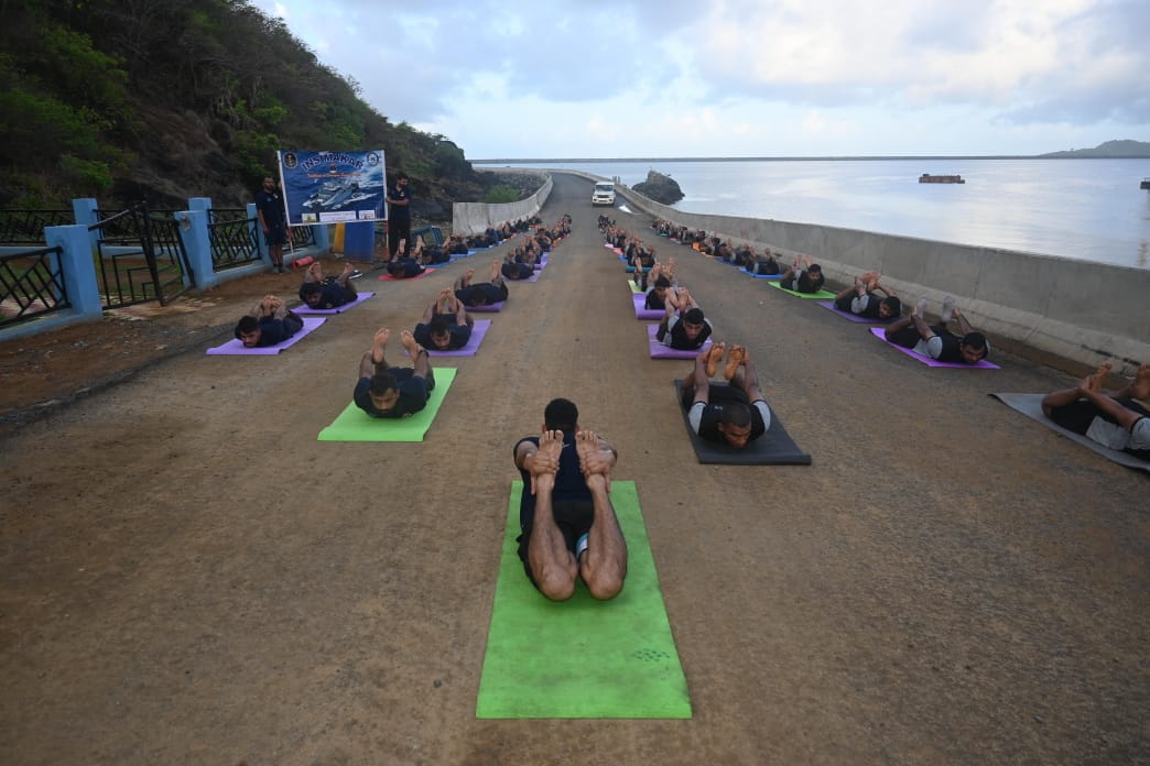 IN_KTKNA's tweet photo. #YogaForHumanity
#CYP
In the run-up to
#InternationalDayofYoga, #LiveYoga sessions conducted regularly for #IndianNavy Personnel & families at #KNA amidst the serene beauty & tranquillity of Karwar to promote yoga awareness & encourage its daily practice for enhanced well-being. https://t.co/NFHRDSpmez